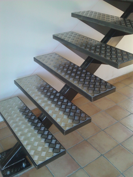 escalier en métal par art-industriel : Artisan spécialiste des meubles sur mesure