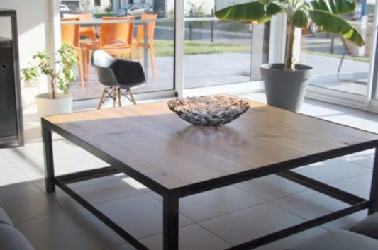 Une table basse en bois - mobilier sur mesure