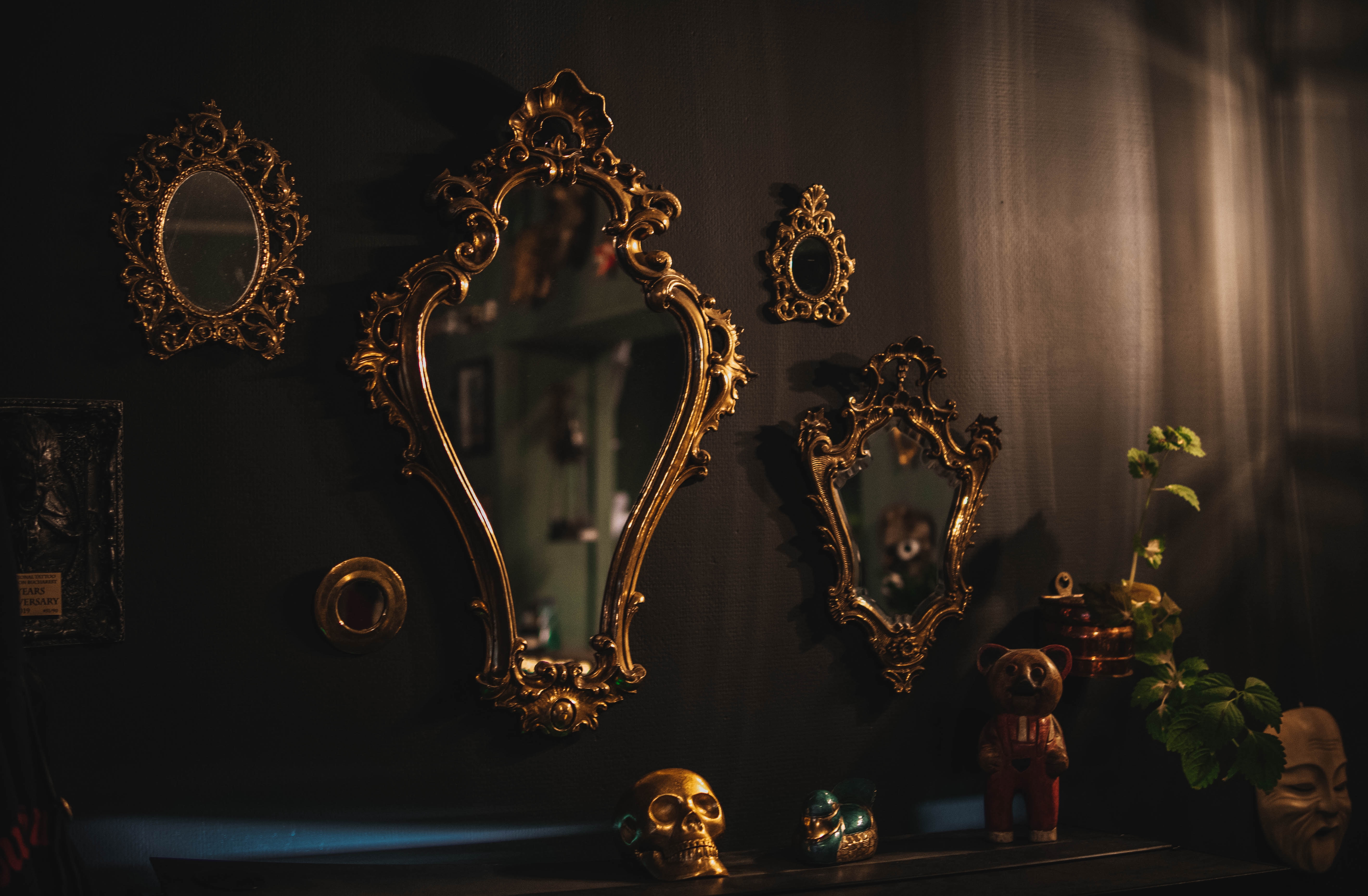 Une série de miroirs dans le style vintage