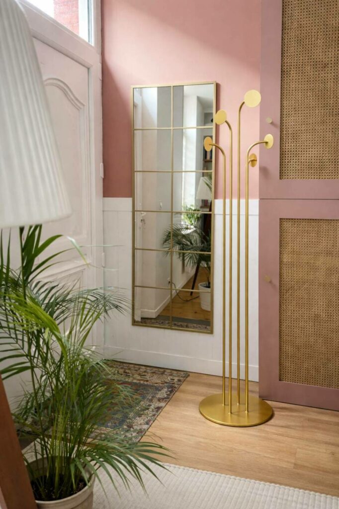 Porte-manteau design HEMERA en acier dans une entrée