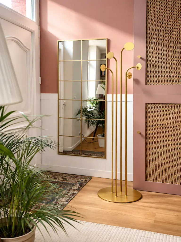 Porte-manteau design HEMERA doré en acier dans une entrée contemporaine